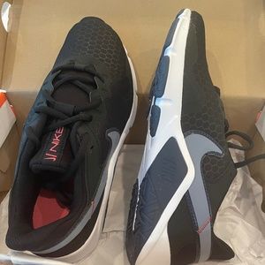 NEW NIKE Women's Tennis Shoes LEGEND ESSENTIAL 2 Size 8 Black Pink